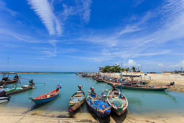 Traditionele Thaise boot of lange staart boot stand op het strand — Stockfoto