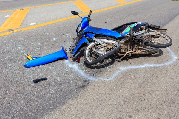 摩托车事故的道路上，与另一辆车相撞并能引起骑手严重损伤对 2014 年 7 月 18 日在泰国素叻府. — 图库照片