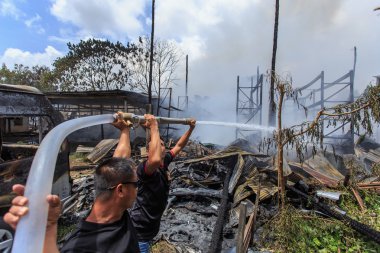 Tay insanlar üzerinde 28 Ekim 2013 Phuket, Tayland büyük süpermarket yangına su püskürtme.