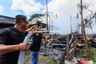 Tay insanlar üzerinde 28 Ekim 2013 Phuket, Tayland büyük süpermarket yangına su püskürtme.