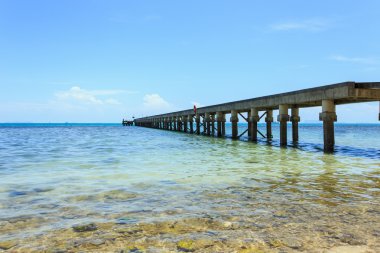 Denizde kadar beton bir iskele.