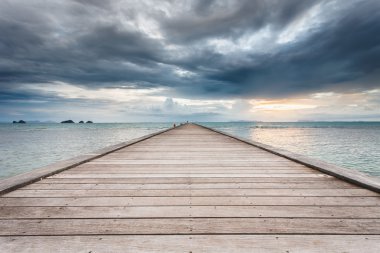 Ahşap köprüye sunset beach Koh Samui, Tayland için denizde