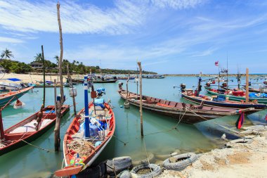 Geleneksel Tay tekne ya da uzun kuyruk tekne stand sahilde 