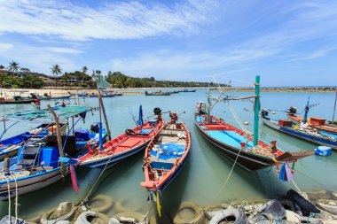 Geleneksel Tay tekne ya da uzun kuyruk tekne stand sahilde 
