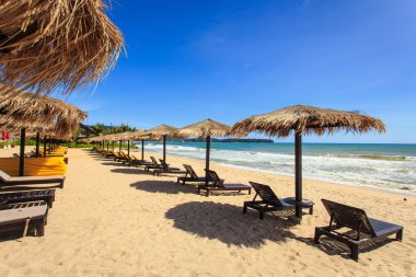 Phuket, Tayland plajda şezlong şemsiye ve güneş standı