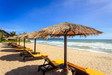 Phuket, Tayland plajda şezlong şemsiye ve güneş standı