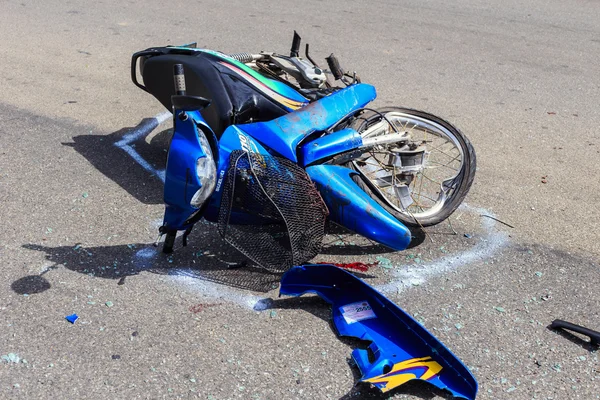 Motorfiets ongeval op de weg en crashte met andere auto die veroorzaakt de renner ernstig letsel op 18 juli 2014 in Suratthani, Thailand. — Stockfoto