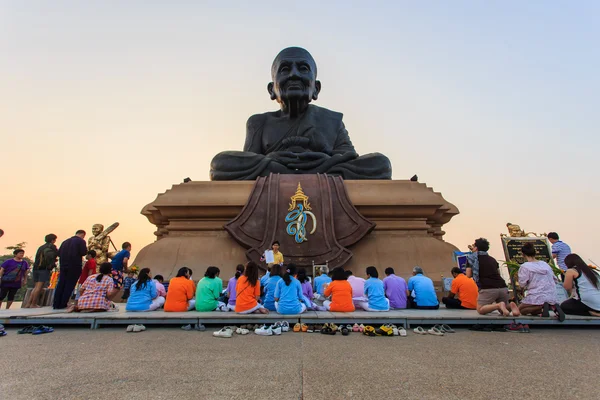 Thai people made a prayer in front of the big black Buddha for new year eve festival on December 28, 2013 in Prachuapkhirikhan, Thailand. — Stock Photo, Image