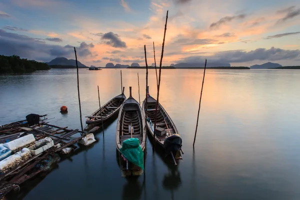 Bateaux thaïlandais traditionnels avec lever de soleil au village de pêcheurs — Photo