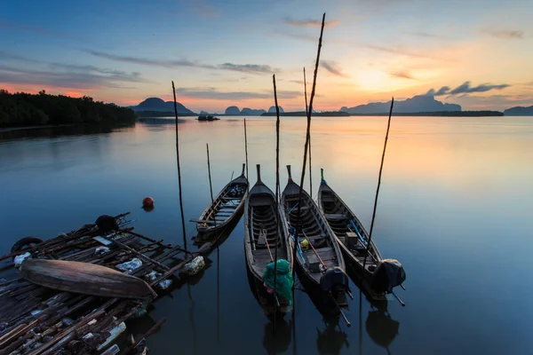 Gündoğumu balıkçı köyü'nde geleneksel Tay tekneler — Stok fotoğraf