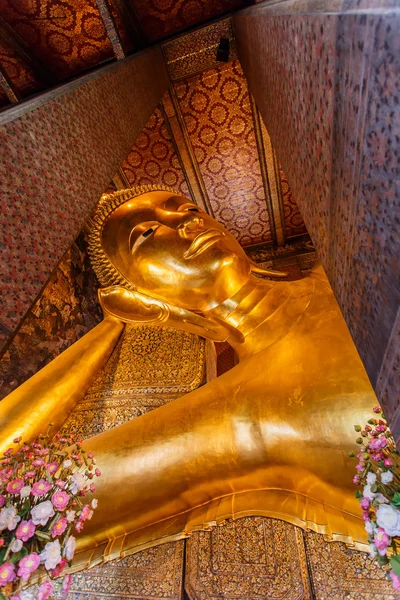Reclinando la cara de estatua de oro Buda. Wat Pho, Bangkok, Tailandia —  Fotos de Stock