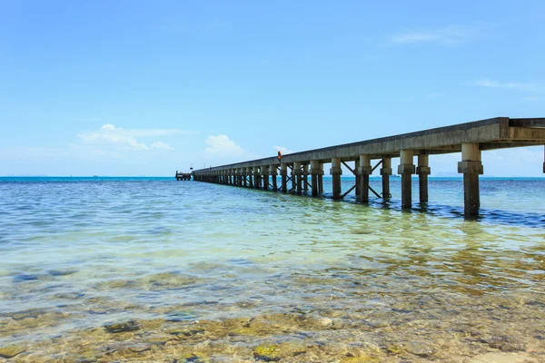 Un largo muelle de hormigón en el mar . — Foto de Stock