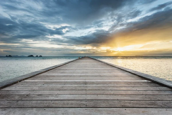 Puente de madera al mar al atardecer playa en Koh Samui, Tailandia —  Fotos de Stock