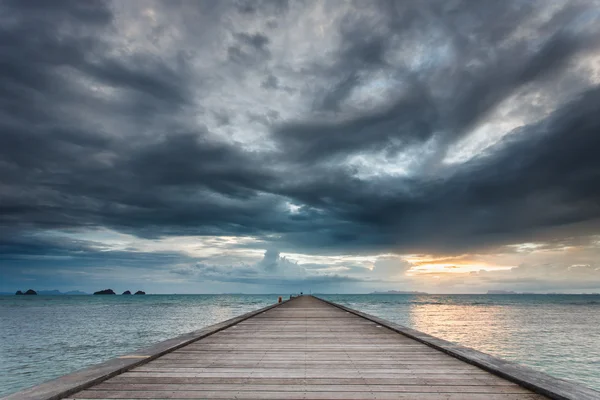 Ponte di legno verso il mare al tramonto spiaggia di Koh Samui, Thailandia — Foto Stock