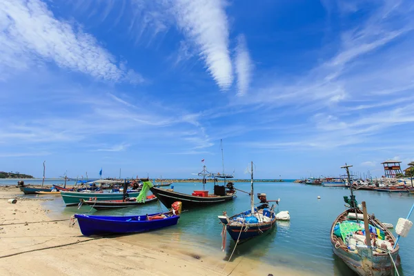 Barca tradițională thailandeză sau barca cu coadă lungă stau la plajă — Fotografie, imagine de stoc