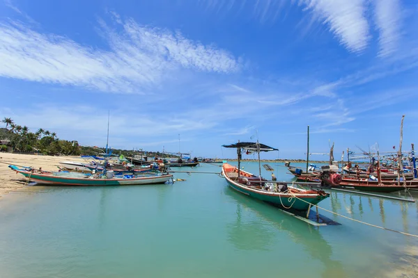 Barca tradițională thailandeză sau barca cu coadă lungă stau la plajă — Fotografie, imagine de stoc