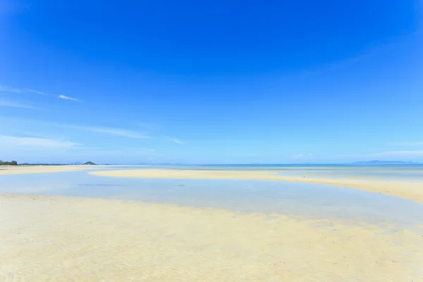 Mar tropical e céu azul em Koh Samui, Tailândia — Fotografia de Stock