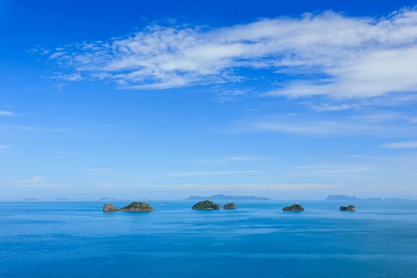 Mar tropical y cielo azul en Koh Samui, Tailandia — Foto de Stock