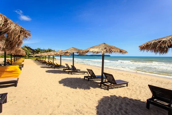 Ligstoelen paraplu en zon staan op het strand in Phuket, Thai — Stockfoto