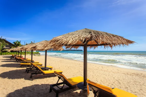 Phuket, Tayland plajda şezlong şemsiye ve güneş standı