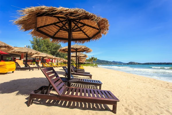 Ombrellone e lettini in spiaggia a Phuket, Thailandia — Foto Stock