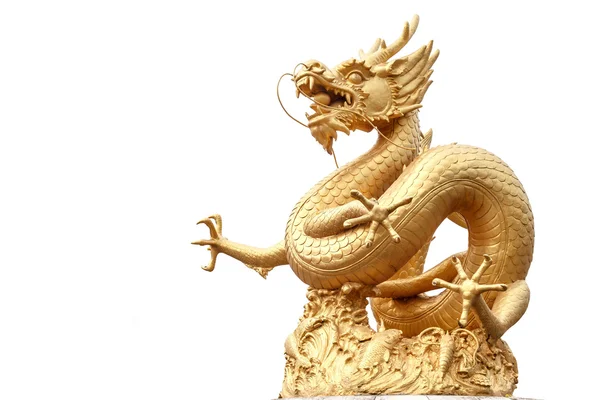 Гигантский золотой китайский дракон на изолированном фоне — стоковое фото