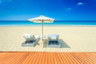 Ahşap zemin kaplaması ve güzel tropikal plaj