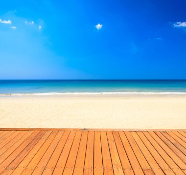 Ahşap zemin kaplaması ve güzel tropikal plaj