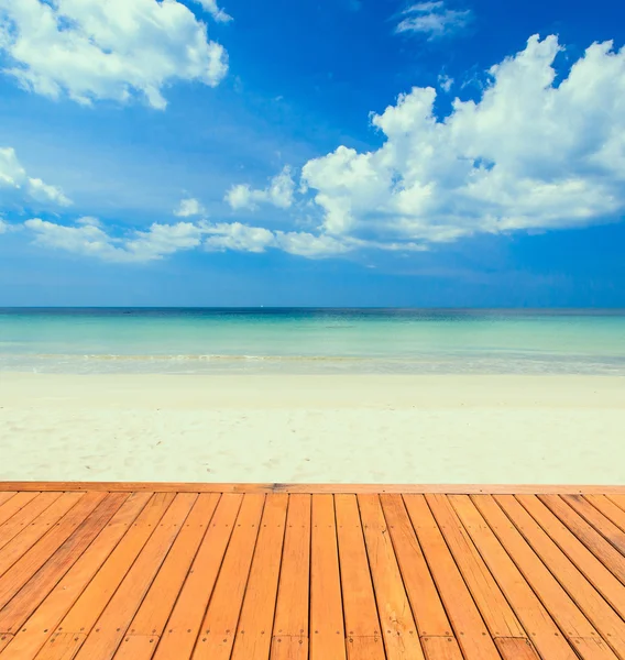 Decking di legno e bella spiaggia tropicale — Foto Stock