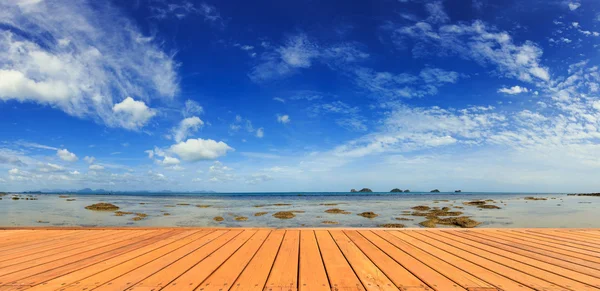 热带海洋和蓝蓝的天空，在苏梅岛，泰国的全景图 — 图库照片