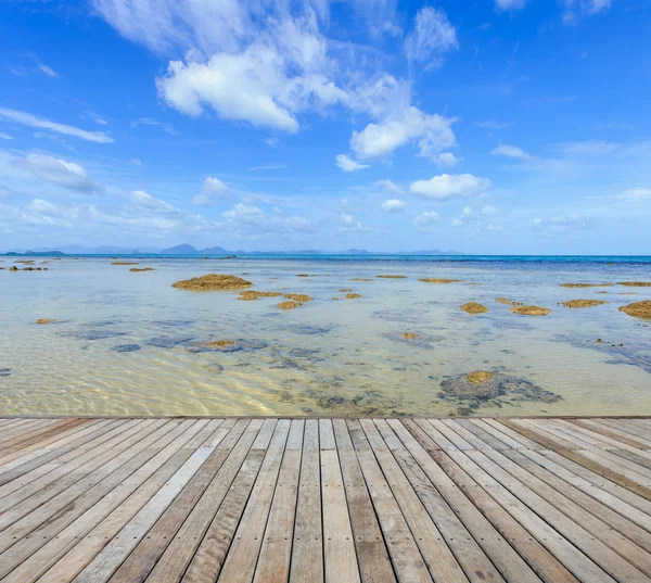 热带海洋和蓝蓝的天空，在苏梅岛，泰国 — 图库照片