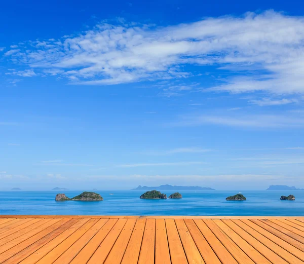 热带海洋和蓝蓝的天空，在苏梅岛，泰国 — 图库照片