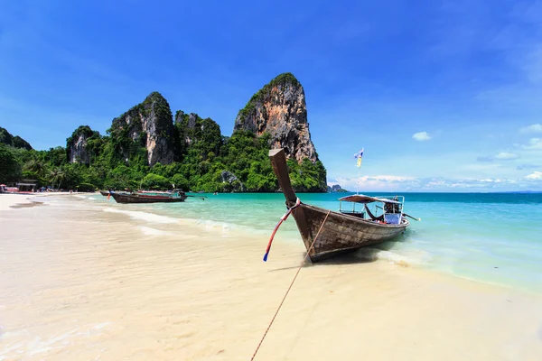 Traditionell thailändsk båt, lång svans stå i havet vid Railay Beach — Stockfoto