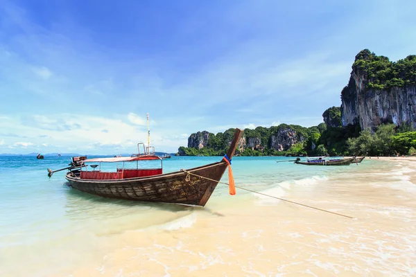 Traditionelles thailändisches Boot, langer Schwanz steht im Meer bei Railay Beac — Stockfoto