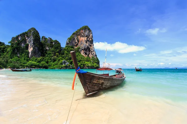 Traditionelles thailändisches Boot, langer Schwanz steht im Meer bei Railay Beac — Stockfoto