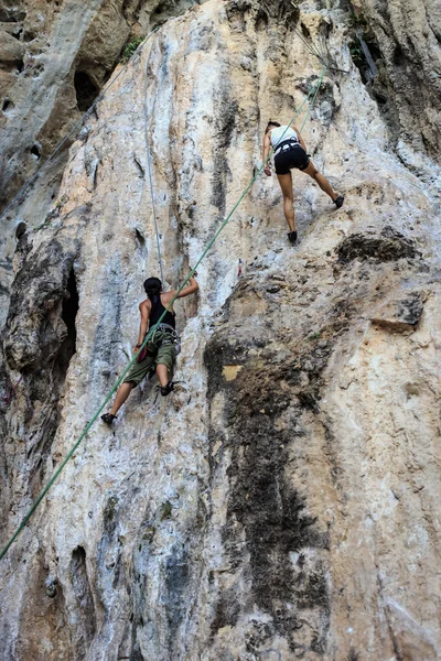 Tourist climbing on mountain — Stock Photo, Image