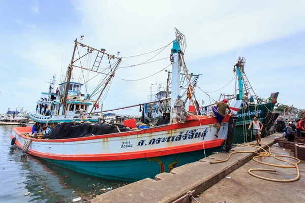 Fiskebåtar står i hamnen för att transportera fisk från båten till marknaden som 100 procent av arbetskraft på båt är burmesiska den 27 juli 2014 i Phuket, Thailand — Stockfoto