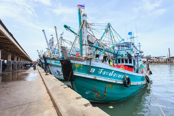 Fiskebåtar står i hamnen för att transportera fisk från båten till marknaden som 100 procent av arbetskraft på båt är burmesiska den 27 juli 2014 i Phuket, Thailand — Stockfoto