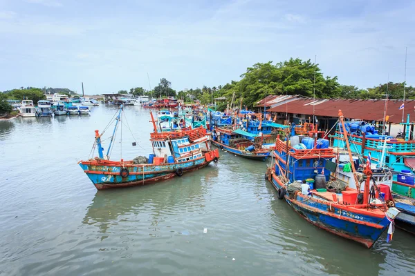 Halászhajók állni a kikötő, a közlekedés hal a hajóról, a piacon, amely 100 százalékos munka hajón burmai július 27-én 2014, Phuket, Thaiföld — Stock Fotó