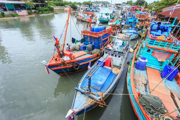 Łodzie rybackie stoją w porcie do transportu ryb z łodzi do rynku, którego 100 procent pracy na łodzi jest Birmy na 27 lipca 2014 w Phuket, Tajlandia — Zdjęcie stockowe