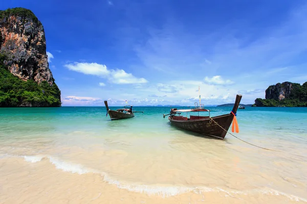 Geleneksel Tay tekne, uzun kuyruk stand Railay beac denizde Stok Fotoğraf