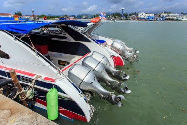 Hızlı tekneler limanda turist olan Phuket Adası'na yönelik taşıma üzerinde 27 Temmuz 2014 Phuket, Tayland için hizmet vermek için stand.