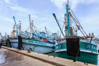 Balıkçı tekneleri limanda tekne emeğin hangi 100 yüzde 27 Temmuz 2014 Phuket, Tayland Birmanya pazara tekneden Balık taşımak için stand