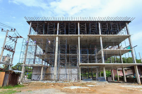 La mano de obra que trabaja en andamios de acero azul alto en construcción el 27 de julio de 2014 en Phuket, Tailandia — Foto de Stock
