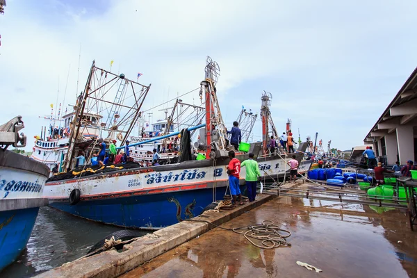 Rybářské lodě stojí v přístavu na přepravu ryb z lodi na trh, které 100 procentní podíl práce na lodi je barmský na 27 červenci 2014 v Phuket, Thajsko — Stock fotografie