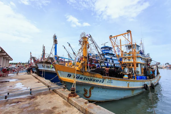 Fiskebåtar står i hamnen för att transportera fisk från båten till marknaden som 100 procent av arbetskraft på båt är burmesiska den 27 juli 2014 i Phuket, Thailand — Stockfoto