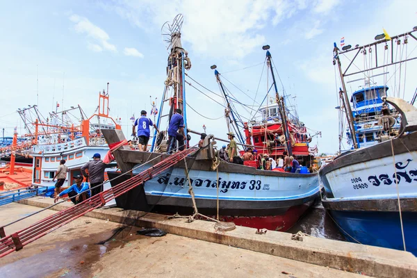 Fiskebåtar står i hamnen för att transportera fisk från båten till marknaden som 100 procent av arbetskraft på båt är burmesiska den 27 juli 2014 i Phuket, Thailand — Stockfoto