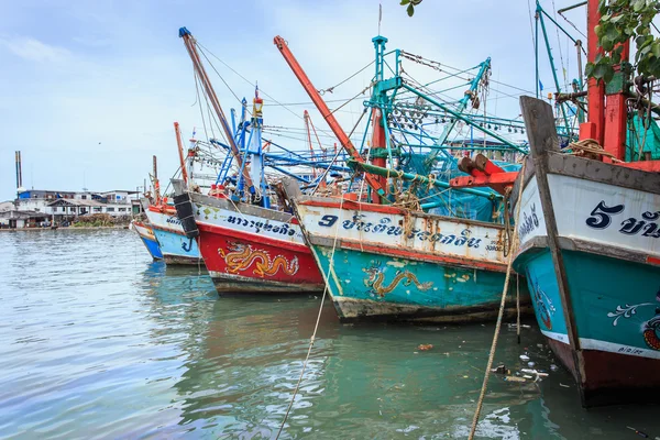 Fiskebåtar står i hamnen för att transportera fisk från båten till marknaden som 100 procent av arbetskraft på båt är burmesiska den 27 juli 2014 i Phuket, Thailand — Stockfoto