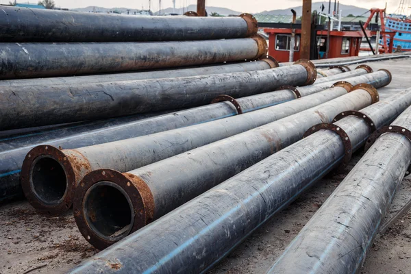 Pilha de grandes tubos de PVC na estrada — Fotografia de Stock
