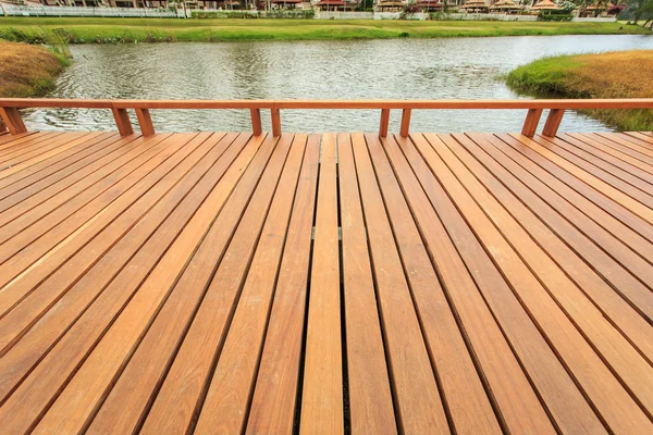 Puente de madera en el lago —  Fotos de Stock